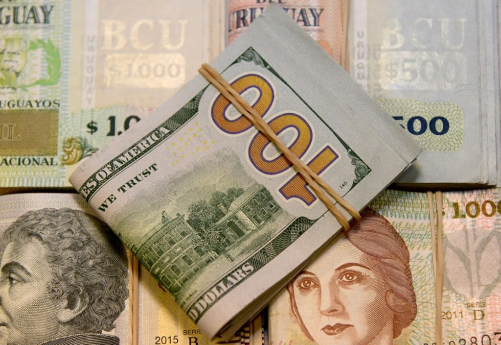 ¿En qué moneda ahorrar en Uruguay, pesos o dólares?